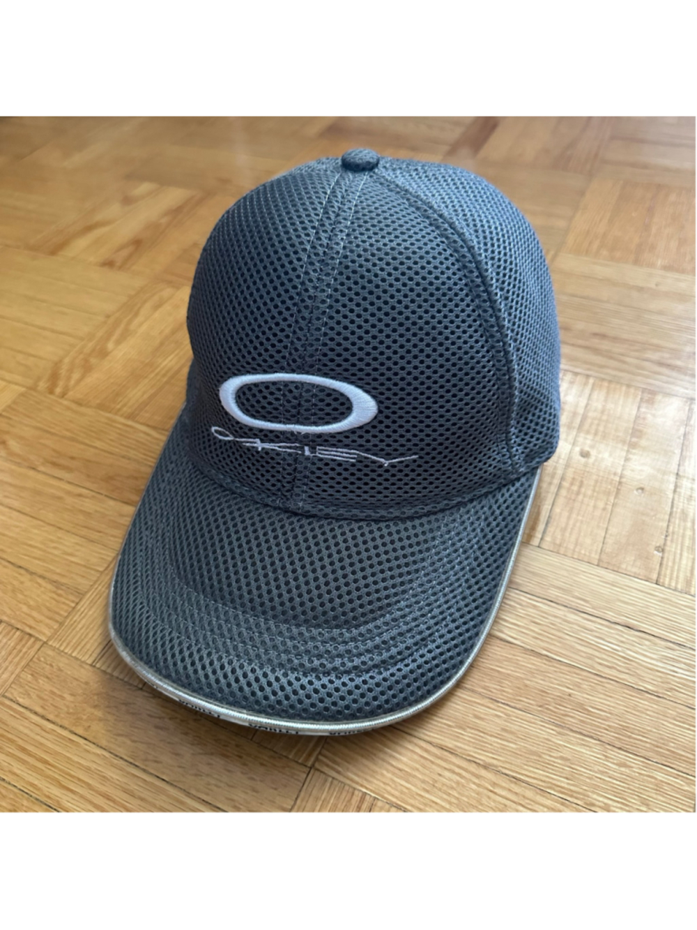 Vintage Oakley mesh strap back cap hat